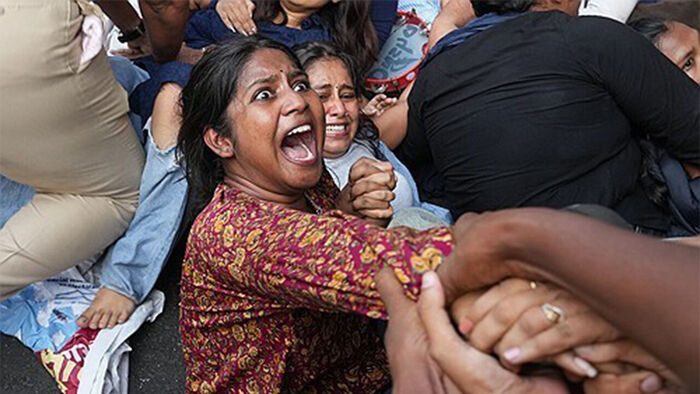 A woman is detained during a protest demanding the resignation of India's Chief Election Commissioner (Photo: AP, Yonhap News)