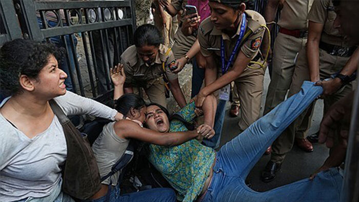 A woman is detained during a protest demanding the resignation of India's Chief Election Commissioner (Photo: AP, Yonhap News)