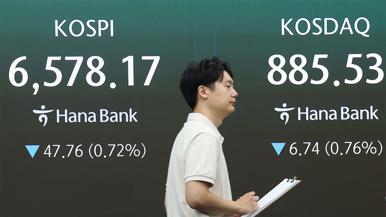 [속보] 코스피, 삼전 역대급 실적에도 3.7% 급락…코스닥도 4.8%↓