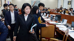 12일 국회 과학기술정보방송통신위원회 전체회의에서 위원장인 더불어민주당 송기헌 의원이 국민의힘 이진숙 의원을 방송미디어통신위원회 등에 대한 국정감사에서 제척하는 안건을 의사일정에 추가하자, 이 의원이 항의하며 회의실을 떠나고 있다. 