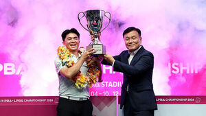 우승 트로피를 든 응우옌꾸옥응우옌(왼쪽)과 기종표 크라운해태 단장 (사진=PBA 제공, 연합뉴스)