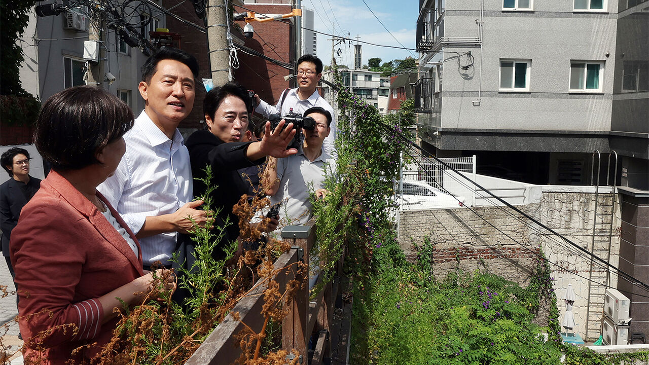 Seoul Mayor Oh Se-hoon (second from left) inspects the area around Seogye-dong and Cheongpa-dong in Yongsan-gu, Seoul, where private redevelopment projects chosen by residents, such as rapid integrated planning redevelopment and Moa Town, are underway on August 11.