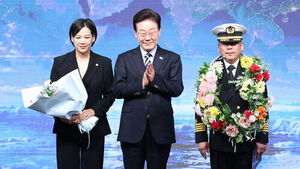 President Lee Attends Welcoming Ceremony for Arctic Route Pilot Voyage, Praises Crew and Officials