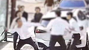 외제차 매장서 "나와!"&hellip;허리띠 풀어 얼굴에 '철썩'