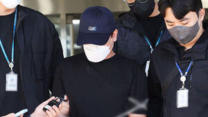 "잠을 자지 않는다"는 이유로 생후 2개월 된 딸을 폭행해 숨지게 한 40대 친부 A 씨가 14일 구속 전 피의자 심문(영장실질심사)에 출석하기 위해 경기도 용인시 처인구 용인동부경찰서에서 나오고 있다. 경기남부경찰청 여성청소년범죄수사계는 아동학대범죄의 처벌 등에 관한 특례법 위반(아동학대치사) 혐의로 40대 회사원 A 씨에 대해 지난 12일 구속영장을 신청했다. 