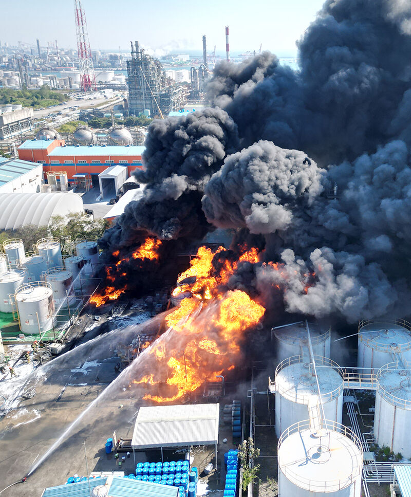 Firefighting authorities battle a fire at a manufacturing plant in Haknam-ri, Onsan-eup, Ulju-gun, Ulsan, on the 14th. (Photo: Yonhap News)