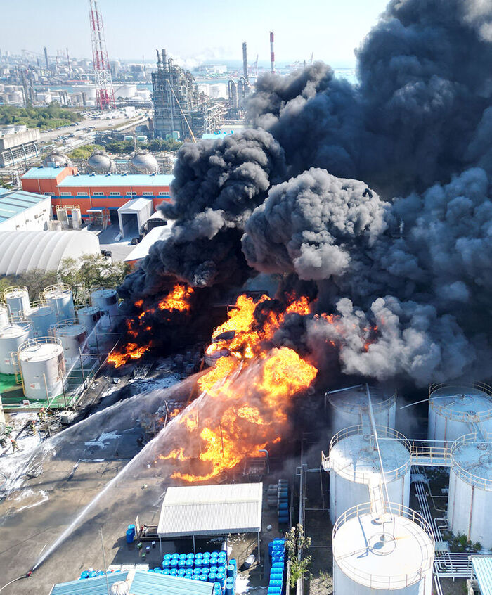 Firefighting authorities battle a fire at a manufacturing plant in Haknam-ri, Onsan-eup, Ulju-gun, Ulsan, on the 14th. (Photo: Yonhap News)