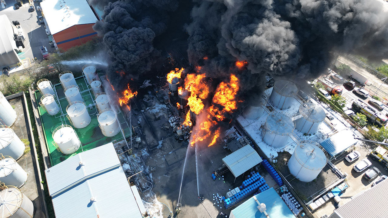 Black smoke rises from a fire at a manufacturing plant in Haknam-ri, Onsan-eup, Ulju-gun, Ulsan on October 14. (Photo: Yonhap News)