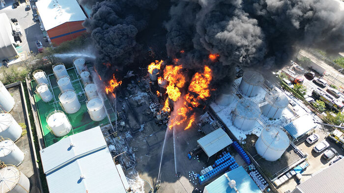 Black smoke rises from a manufacturing plant fire in Onsan-eup, Ulju-gun, Ulsan, on the 14th. (Photo: Yonhap News)