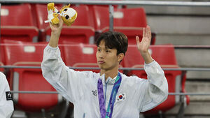 3일 일본 아이치현 도요타 스타디움에서 열린 2026 아이치&middot;나고야 아시안게임 남자 축구 시상식에서 금메달을 획득한 엄지성이 인사를 하고 있다. (사진=연합뉴스)