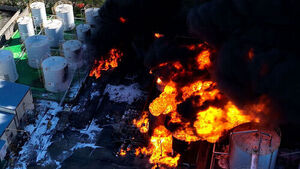 "Exploding Continuously with Thick Black Smoke"... 7,000 People Evacuated Nearby