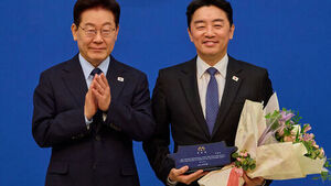 President Lee Awards Plaque of Appreciation to Kang Hoon-sik, Saying "You Worked Hard"&hellip; Certificate to Lim Kwang-hyun