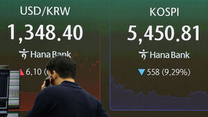 코스피와 코스닥 지수가 8% 이상 폭락하며 연이은 서킷브레이커가 발동된 15일 서울 중구 하나은행 본점 딜링룸 전광판에 코스피와 코스닥, 원/달러 환율이 표시돼 있다. (사진=연합뉴스)