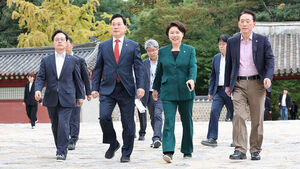 김석기 의원을 비롯한 국회 문화체육관광위원회 국민의힘 의원들이 15일 서울 종로구 종묘에서 정전 월대 현장 시찰을 하고 있다. (사진=연합뉴스)