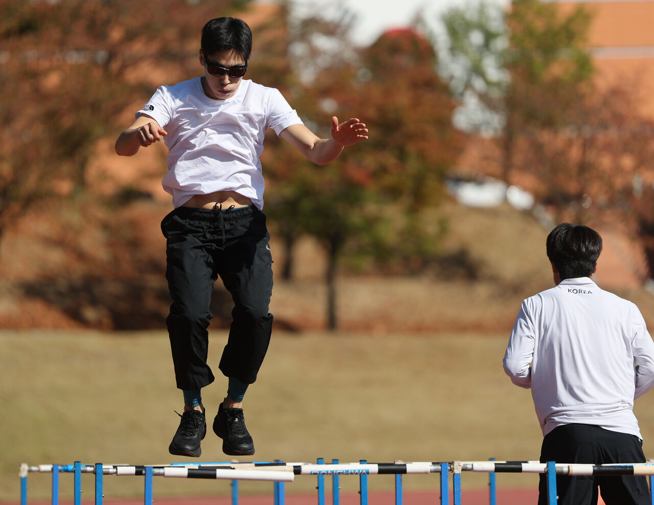 At the Korea Paralympic Committee Icheon Training Center in Gyeonggi Province on the 6th, para-athletics athlete Jang Minho trains for the 2026 Aichi-Nagoya Asian Para Games.
