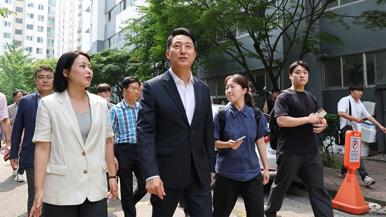 Mayor Oh Se-hoon touring a reconstruction complex in Yangpyeong-dong, Yeongdeungpo-gu