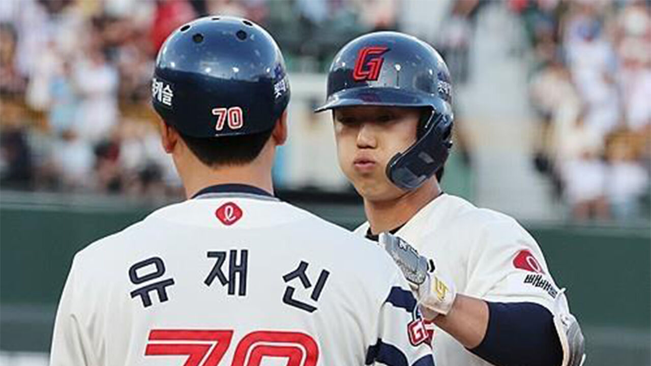 Lotte's Jeon Min-jae (right)