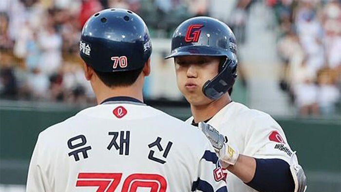 Lotte's Jeon Min-jae (right)