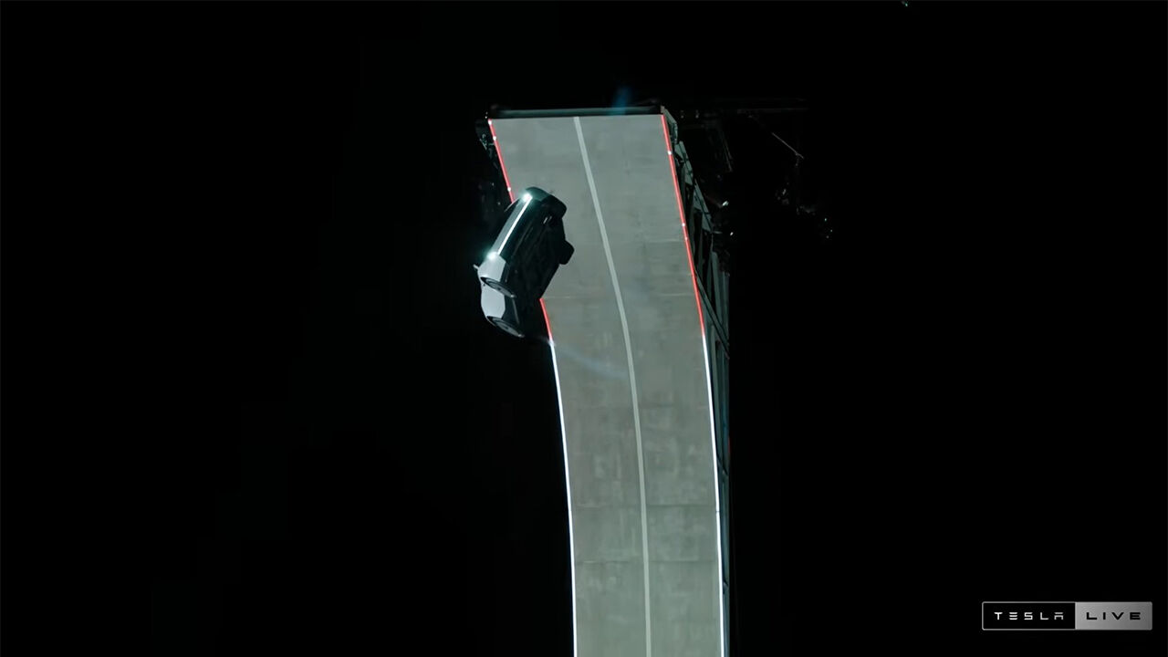 Tesla Roadster landing after going up a roller coaster track (Photo: Capture from Tesla official YouTube video, Yonhap News)