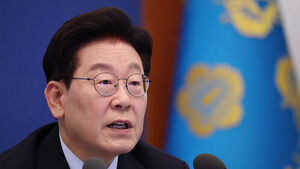 President Lee Attends Anniversary Ceremony at Alma Mater Chung-Ang University, Telling Students "I Cheer for You"