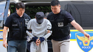 인천 대형 상업시설에서 흉기를 휘둘러 8명을 다치게 한 50대 남성 A씨가 16일 인천 미추홀구 인천지방법원에서 열린 구속 전 피의자심문(영장실질심사)에 출석하고 있다. (사진=연합뉴스)