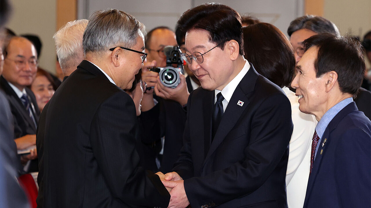 이재명 대통령이 16일 부산시청에서 열린 부마민주항쟁 47주년 기념식에 입장하며 참석자들과 인사하고 있다. (사진=연합뉴스)