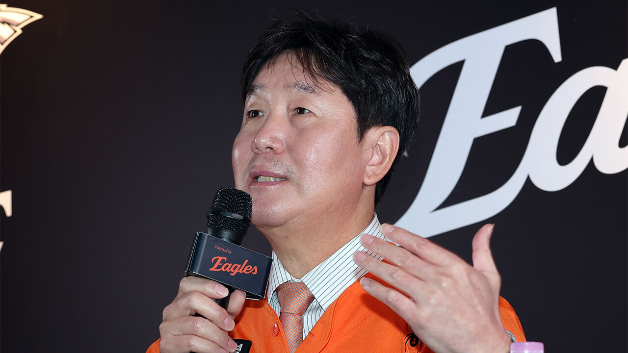 Newly appointed Hanwha Eagles manager Ryu Ji-hyun shares his thoughts at an inauguration ceremony held at Daejeon Hanwha Life Ballpark in Jung-gu, Daejeon, on the afternoon of the 16th. (Photo: Yonhap News)