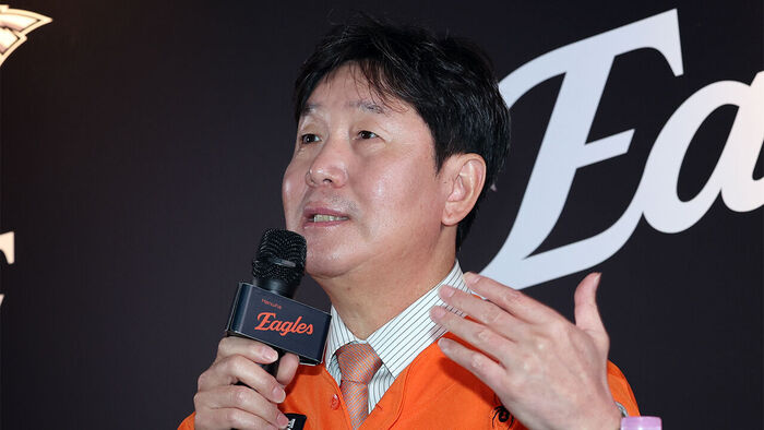 Newly appointed Hanwha Eagles manager Ryu Ji-hyun shares his thoughts at an inauguration ceremony held at Daejeon Hanwha Life Ballpark in Jung-gu, Daejeon, on the afternoon of the 16th. (Photo: Yonhap News)