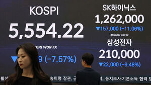 15일 서울 중구 우리은행 본점 딜링룸 전광판에 코스피 및 SK하이닉스, 삼성전자 종가가 표시돼 있다. 이날 코스피는 전일 종가와 비교해 454.59포인트(p)(7.57%) 하락한 5554.22로 거래를 마쳤다. (사진=연합뉴스)