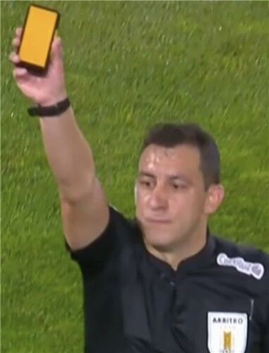 Referee holding up an electronic card (Photo provided by broadcast screen capture, Yonhap News)