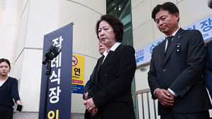 추미애 경기도지사가 17일 경기도 부천 공장 화재로 순직한 고(故) 김진석 소방위의 순천향대 부천병원 빈소 앞에서 발언하고 있다.