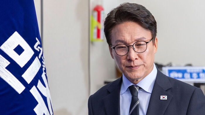 가수 공연 중 무대 오른 김민석&hellip;논란 되자 "죄송하다"
