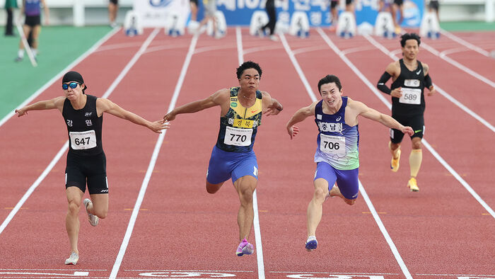 Namadi Joel Jin of Gyeongbuk crosses the finish line first in the men's 100m final at the 107th National Sports Festival held at Gangchanghak Stadium in Seogwipo, Jeju, on October 18. (Photo: Yonhap News)