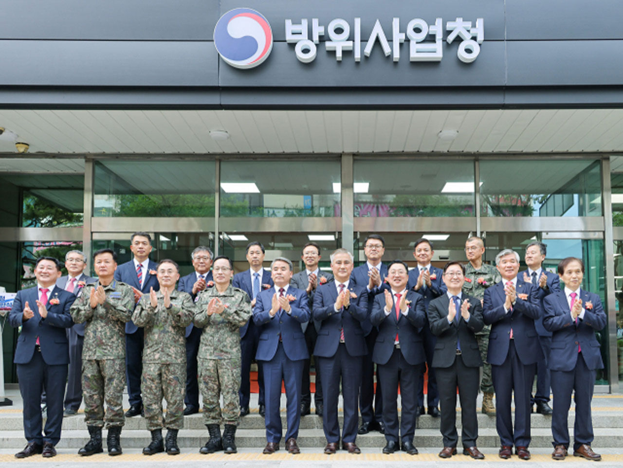 지난 2003년 7월 방사청 대정 청사 현판식 중, 육해공군 참모총장들이 청사 이전을 축하하고 있다.