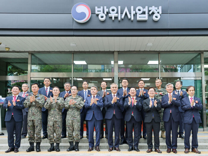지난 2003년 7월 방사청 대정 청사 현판식 중, 육해공군 참모총장들이 청사 이전을 축하하고 있다.