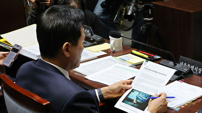 Seoul Mayor Oh Se-hoon checks a news article related to the Hangang Bus during a parliamentary audit by the Public Administration and Security Committee at Seoul City Hall on the 15th. 2 (Photo: Yonhap News)