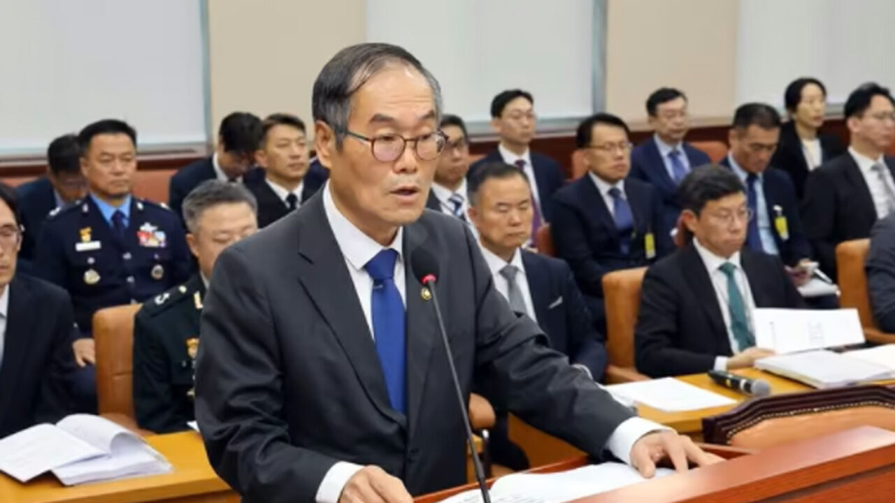 지난 13일 국회 국방위의 방사청 국정감사에서 이용철 청장이 업무보고를 하고 있다. 뒤로 방사청 소속 각군 장교들이 앉아있다.