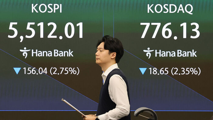 19일 서울 중구 하나은행 본점 딜링룸 전광판에 코스피와 코스닥 지수가 표시돼 있다. 