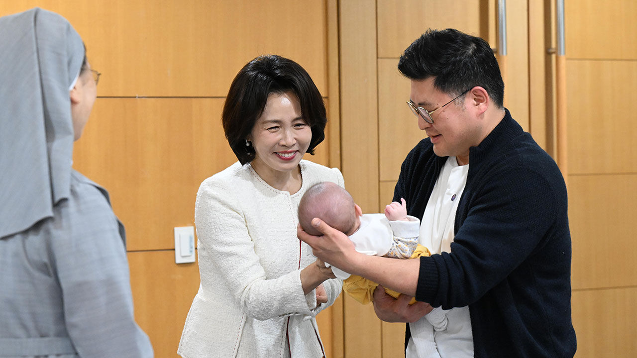 김혜경 여사가 19일 서울성모병원 모자의료센터를 방문, 아기와 인사하고 있다. (사진=청와대통신사진기자단, 연합뉴스)