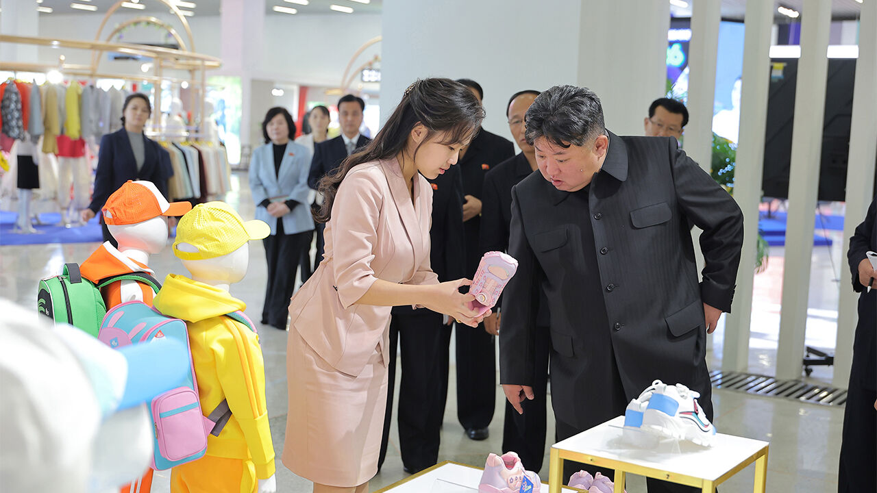 김정은 북한 국무위원장이 지난 19일 딸 주애, 부인 리설주 여사와 함께 '새 제품 개발과 질 제고 열풍'을 주제로 열리는 경공업 부문 피복ㆍ신발 전시회장을 돌아봤다고 조선중앙통신이 20일 보도했다.