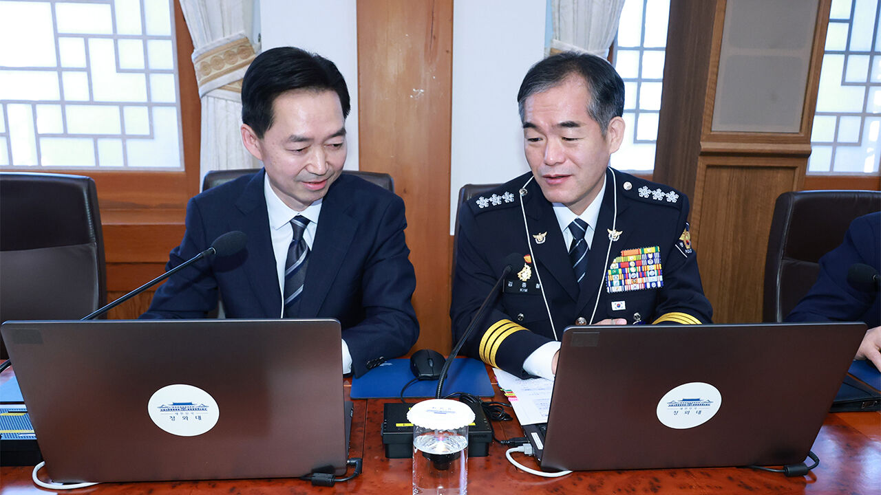 김지용 중대범죄수사청장(왼쪽)과 김종철 경찰청장 직무대행이 20일 이재명 대통령 주재로 청와대에서 열린 국무회의에 참석해 나란히 앉아 있다.
