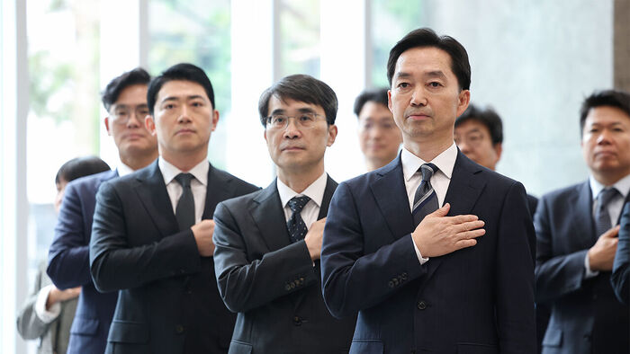 김지용 초대 중대범죄수사청장(오른쪽)이 20일 서울 중구 중대범죄수사청(중수청)에서 열린 취임식에서 국기에 경례하고 있다. (사진=연합뉴스)