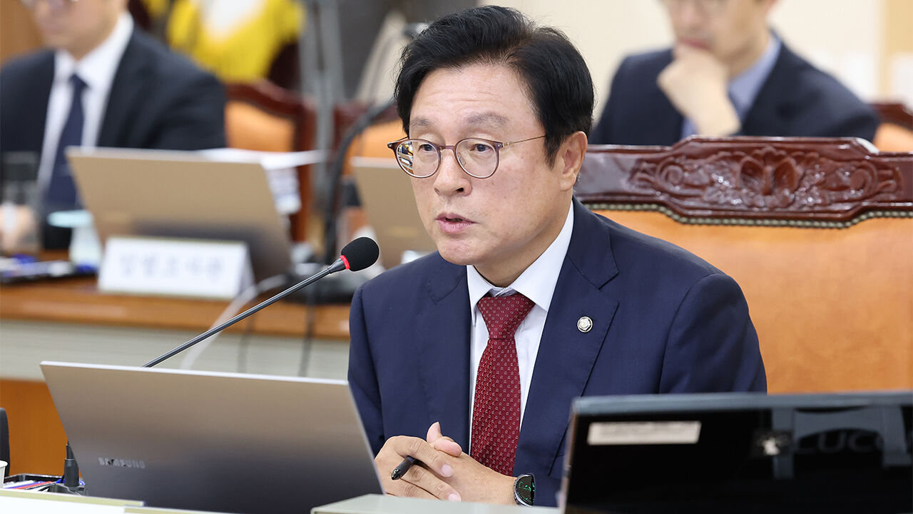 Representative Park Hyung-soo of the People Power Party asks questions during a parliamentary audit of the Daegu High, District, Family, and Rehabilitation Courts, Busan High, District, Family, and Rehabilitation Courts, Ulsan District and Family Courts, and Changwon District Court by the National Assembly Legislation and Judiciary Committee, held at the Daegu High Court on the 20th. (Photo: Yonhap News)