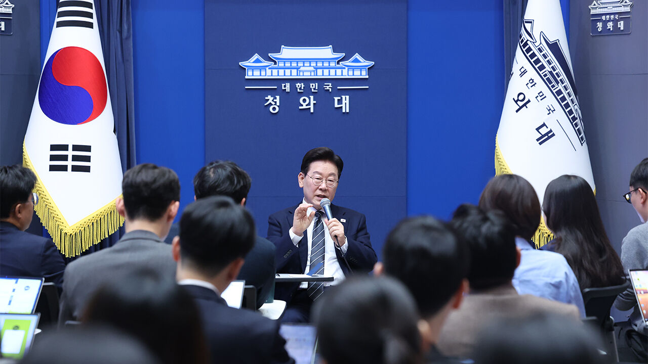이재명 대통령이 19일 언론인들의 취재 공간인 청와대 춘추관 로비에서 기자들과 간담회를 하고 있다.