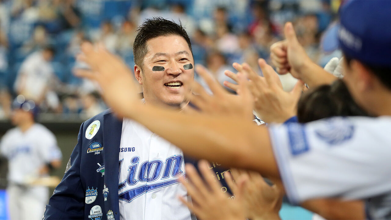 18일 대구 삼성라이온즈파크에서 열린 2026 신한 SOL KBO리그 SSG 랜더스와 삼성 라이온즈의 경기. 8회말 2사 상황에서 타석에 선 삼성 최형우가 역전 솔로홈런을 친 뒤 동료들의 축하를 받고 있다.