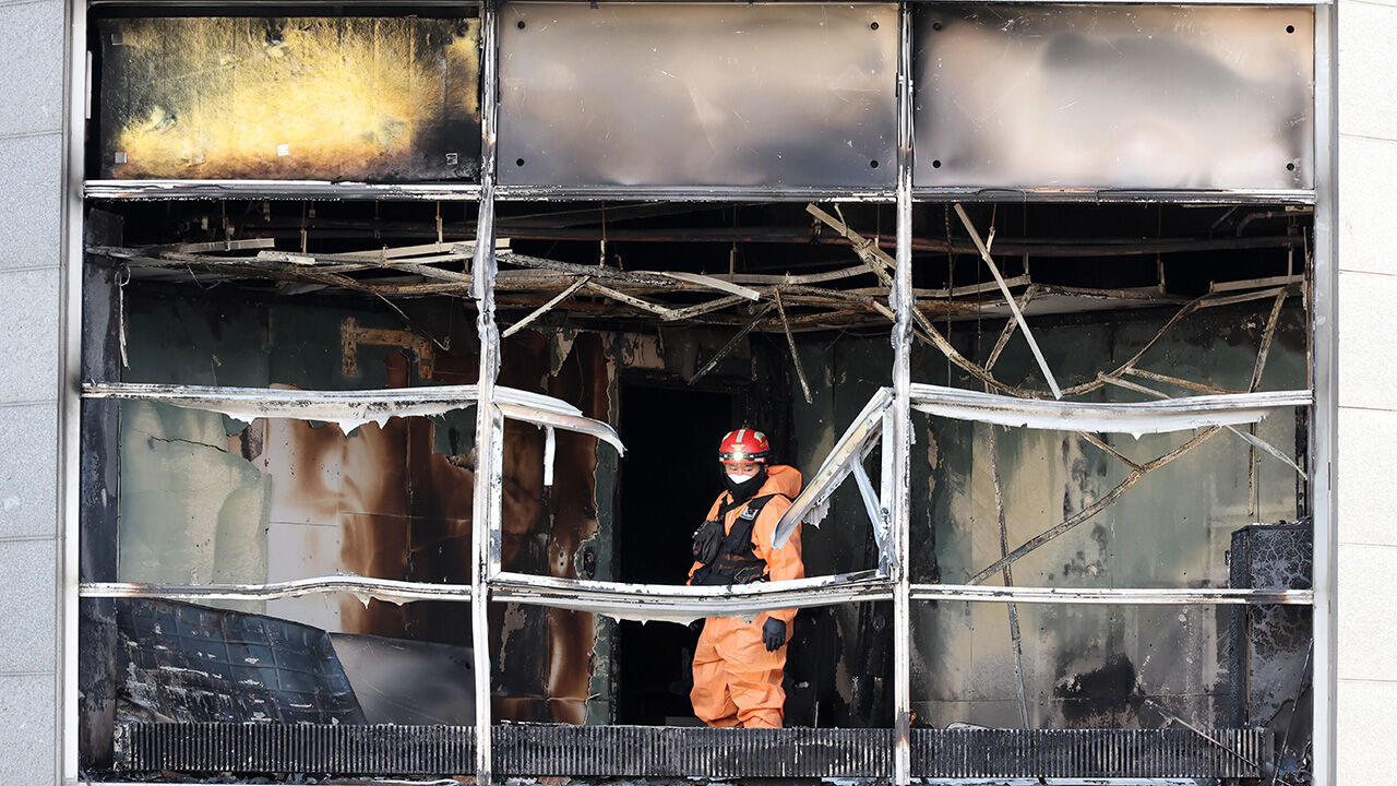 Police, firefighters, and other officials conduct an on-site inspection at the Sinmyeong Building on the 21st amid an arson case at two buildings in Yeoksam-dong, Gangnam-gu, Seoul.