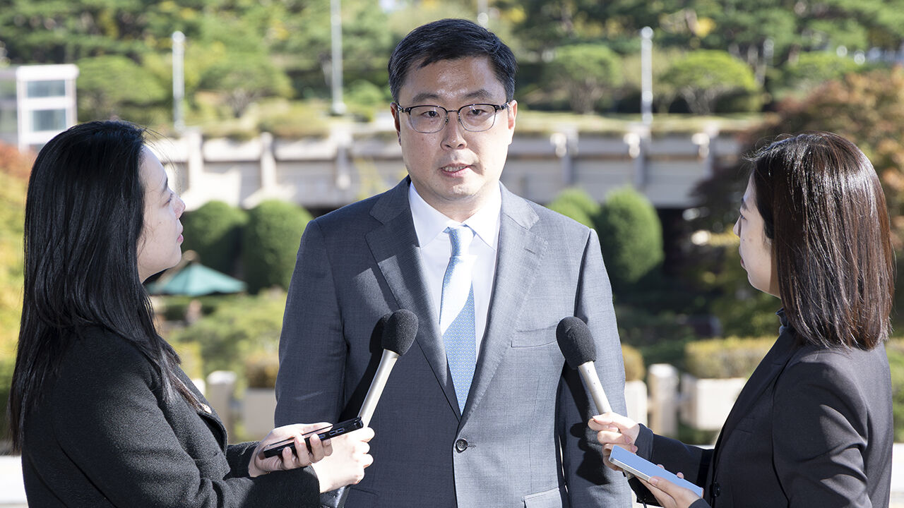 서현욱 부산광역공소청 창원지부 부장검사가 21일 정부과천청사 법무부에서 열린 징계위원회에 참석하며 취재진 질문에 답하고 있다.