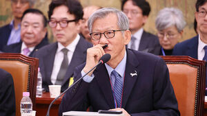 이 대통령, 친일파 글씨 '셀프 출품' 유홍준 국립중앙박물관장 사의 수용