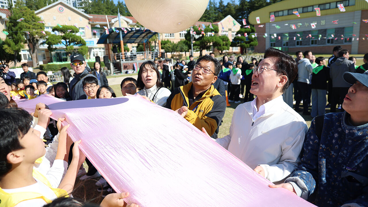 이재명 대통령이 22일 전북 익산 왕궁초등학교에서 열린 가을 체육한마당에서 학생들과 짐볼 이동하기를 하고 있다. (사진=연합뉴스)