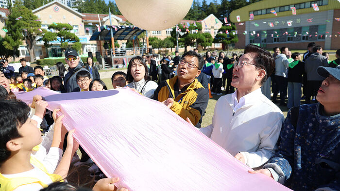 이재명 대통령이 22일 전북 익산 왕궁초등학교에서 열린 가을 체육한마당에서 학생들과 짐볼 이동하기를 하고 있다. (사진=연합뉴스)